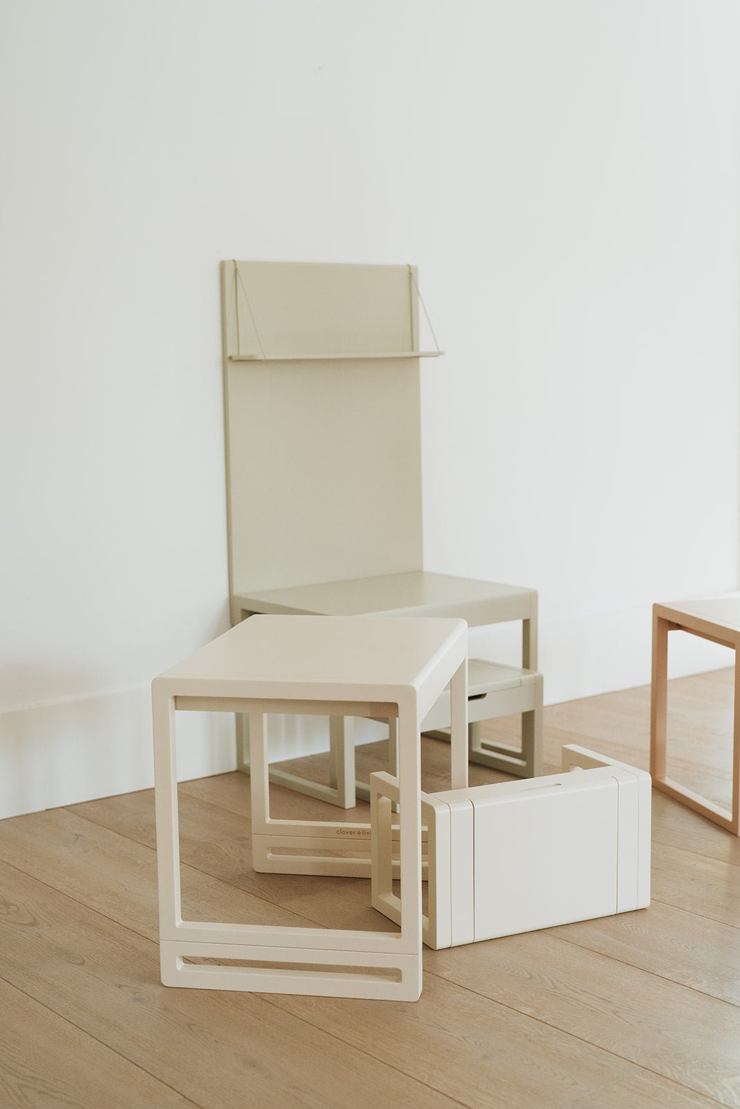 Kinderbureau met verhogers & magneetbord Alfie Almond - Clover Living - CloverLiving.com