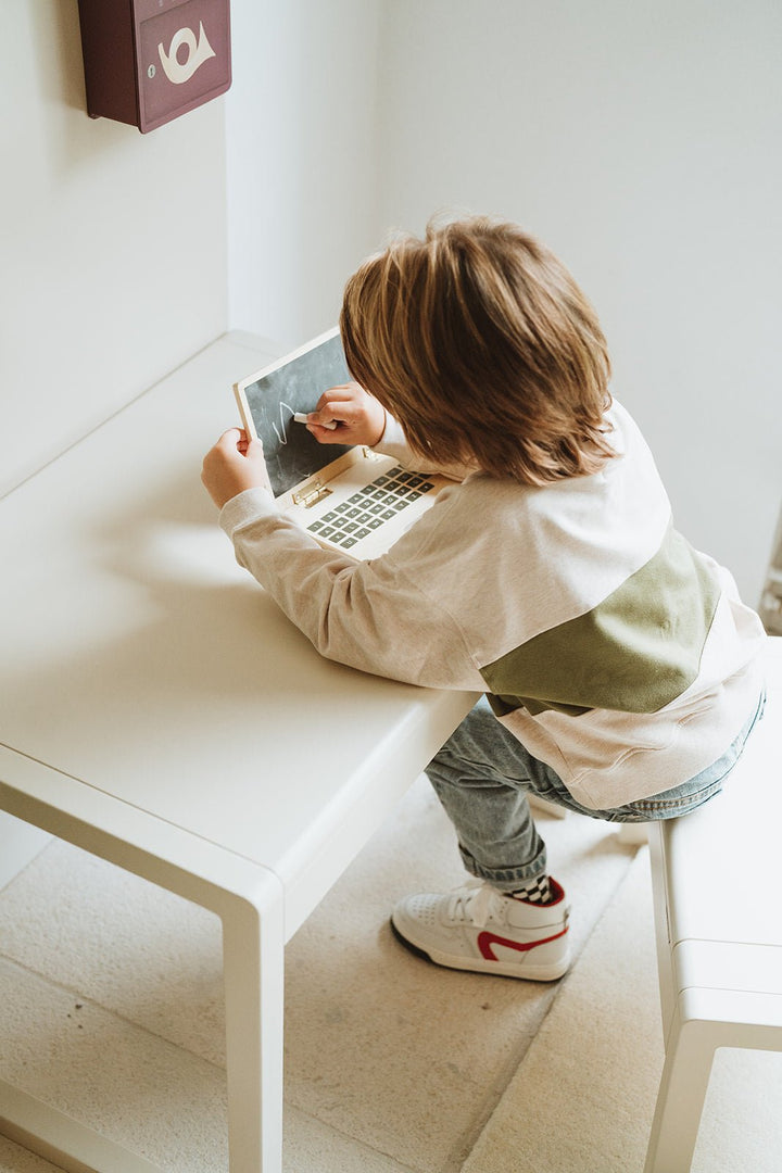 Kinderschreibtisch mit Tragegurten & Magnettafel Alfie Almond - Clover Living - CloverLiving.COM