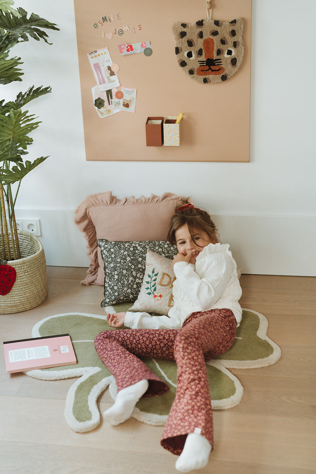 magnetic board pippa peach Children's room child on floor