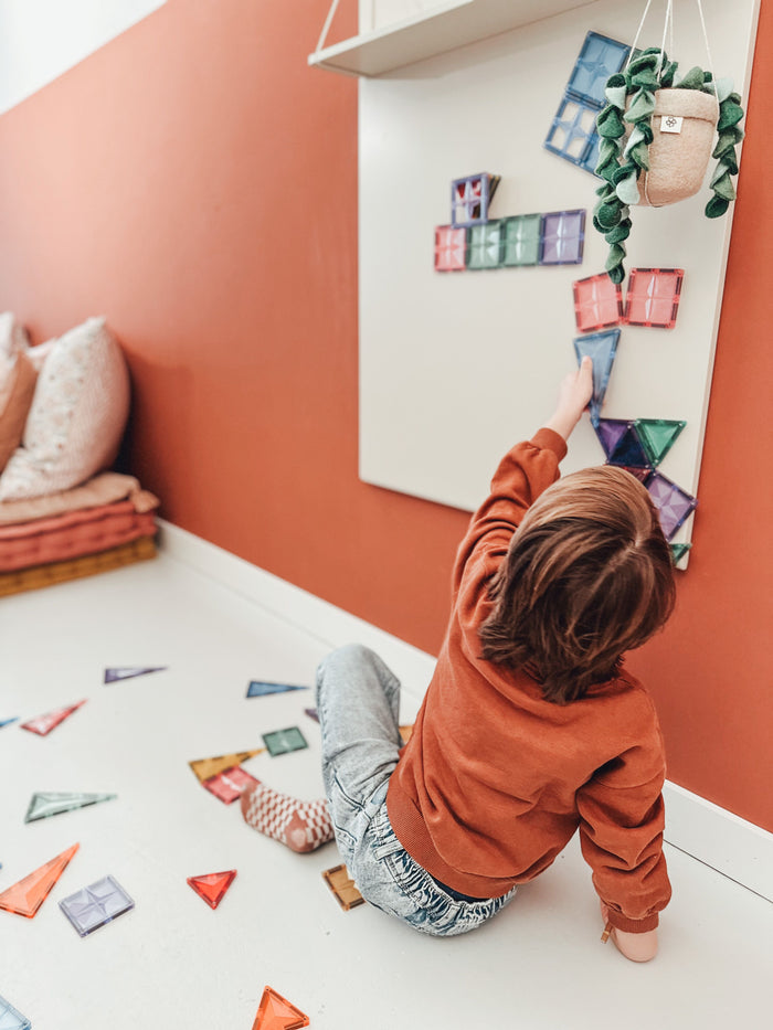Combinez les jouets magnétiques pour la hanche avec le Clover Living Bureau pour enfants - CloverLiving.Com