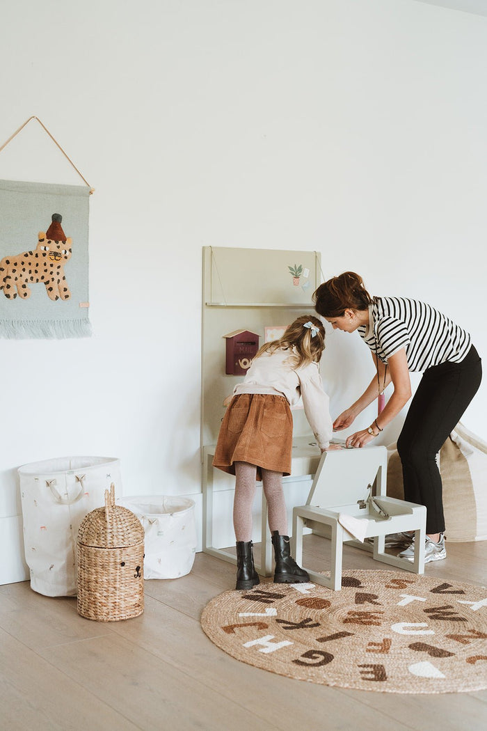 De l’inspiration pour votre coin de jeux et votre salon. Comment un bureau pour enfant s’intègre-t-il dans votre intérieur ? - CloverLiving.Com
