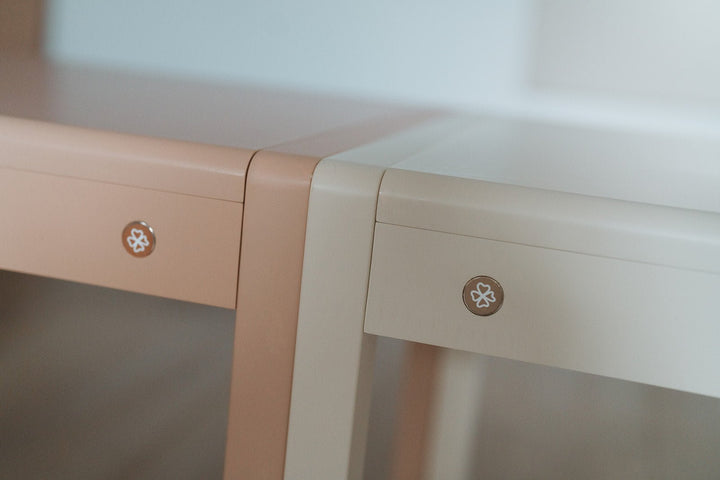Bureau pour enfants avec contremarches et tableau magnétique Alfie Almond - Clover Living - CloverLiving.Com