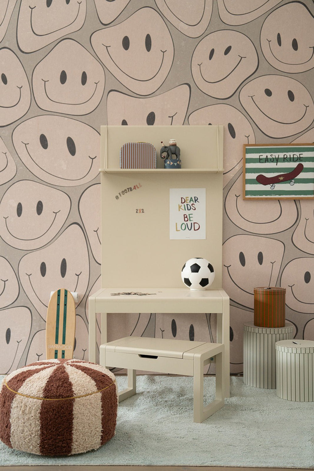 Bureau pour enfants avec contremarches et tableau magnétique Alfie Almond - Clover Living - CloverLiving.Com