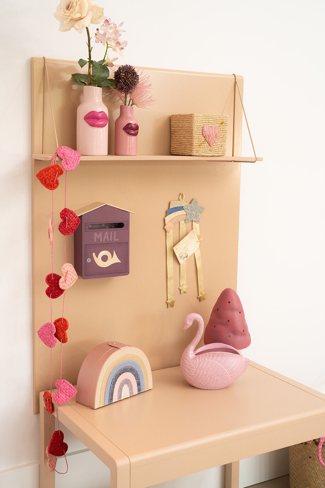 Bureau pour enfants avec contremarches et tableau magnétique Pippa Peach - Clover Living - CloverLiving.Com