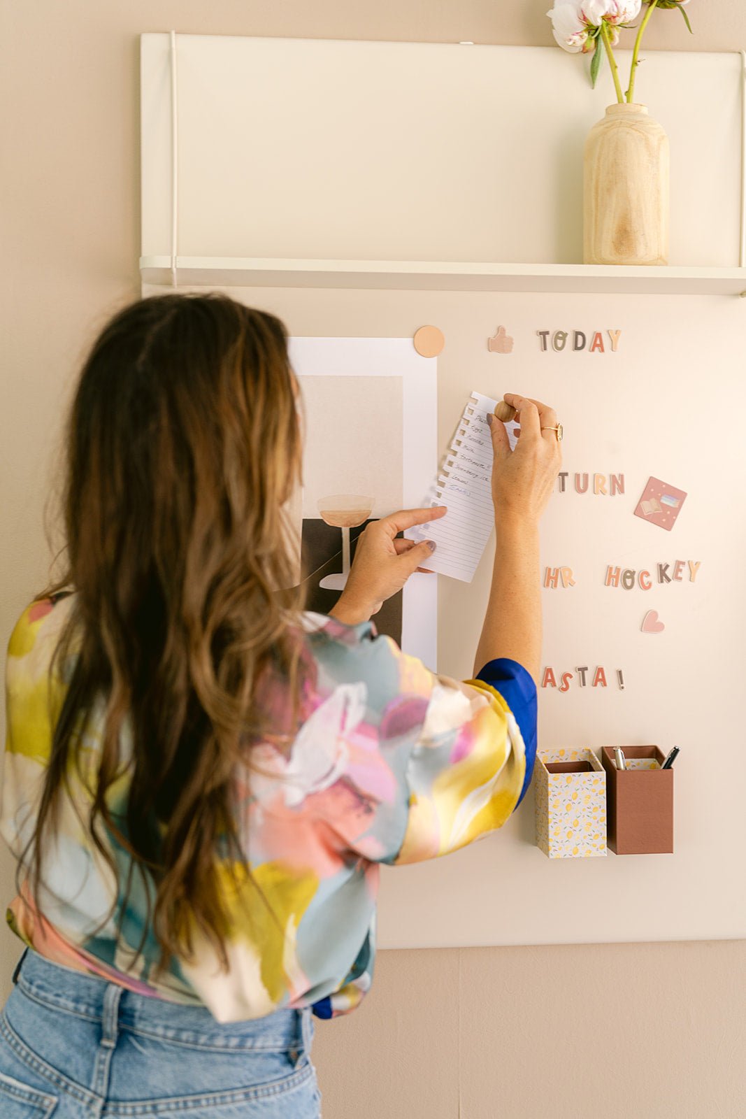 Tableau magnétique avec étagère Alfie Almond - Clover Living - CloverLiving.Com