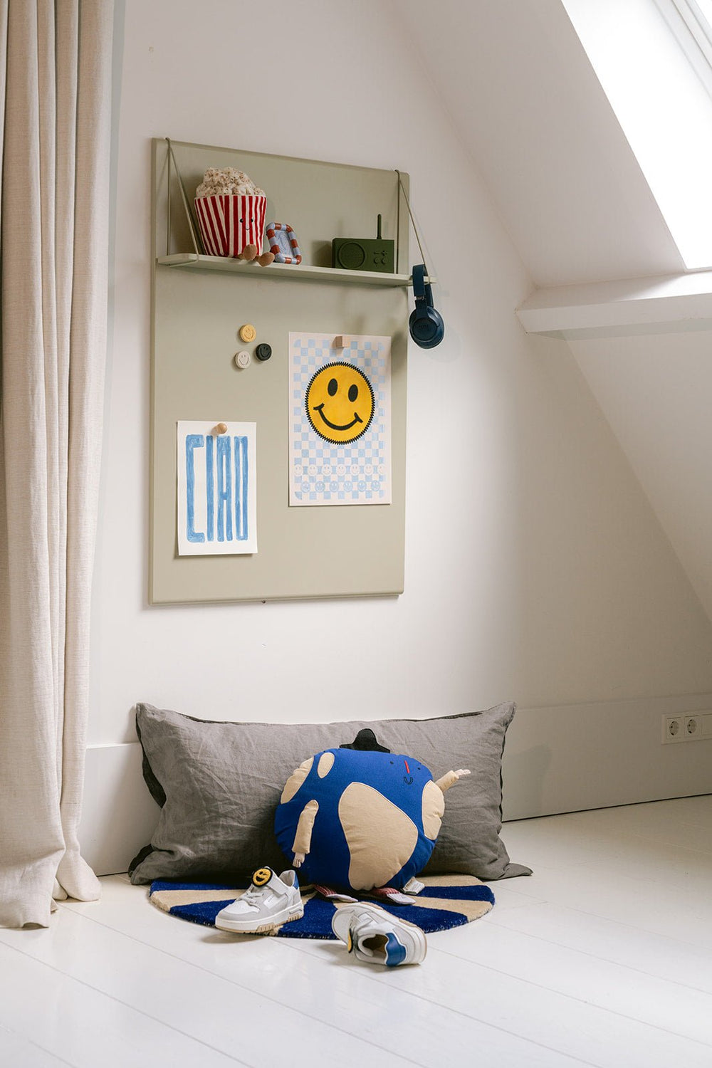 Tableau magnétique avec étagère Olly Olive - Clover Living - CloverLiving.Com