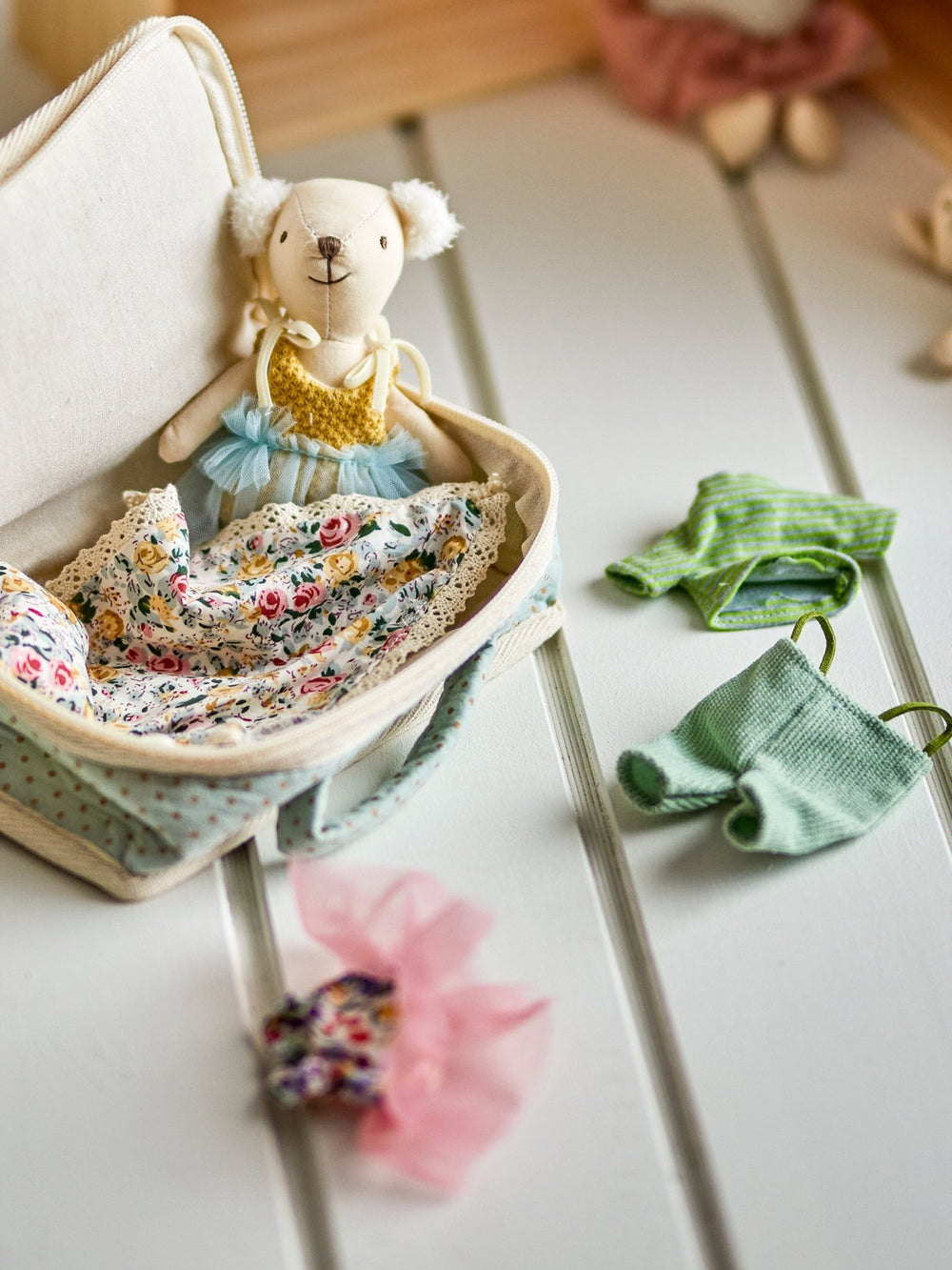 Aankleedpop Lara met koffertje - Bloomingville - CloverLiving.com