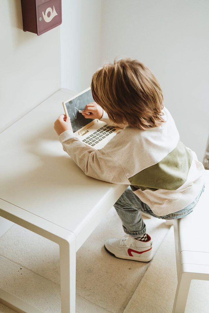 Kinderschreibtisch mit Tragegurten und Magnettafel Alfie Almond