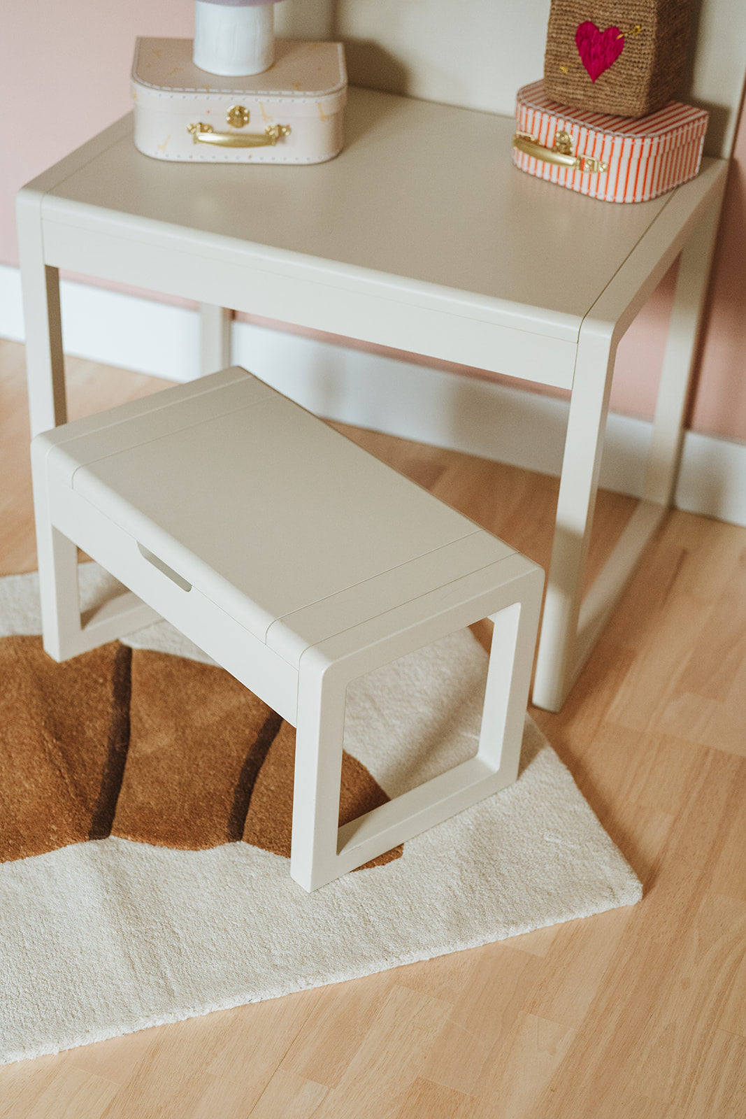 Alfie Almond Weißer Holzhocker mit Ablage im Kinderzimmer Stimmungsbild