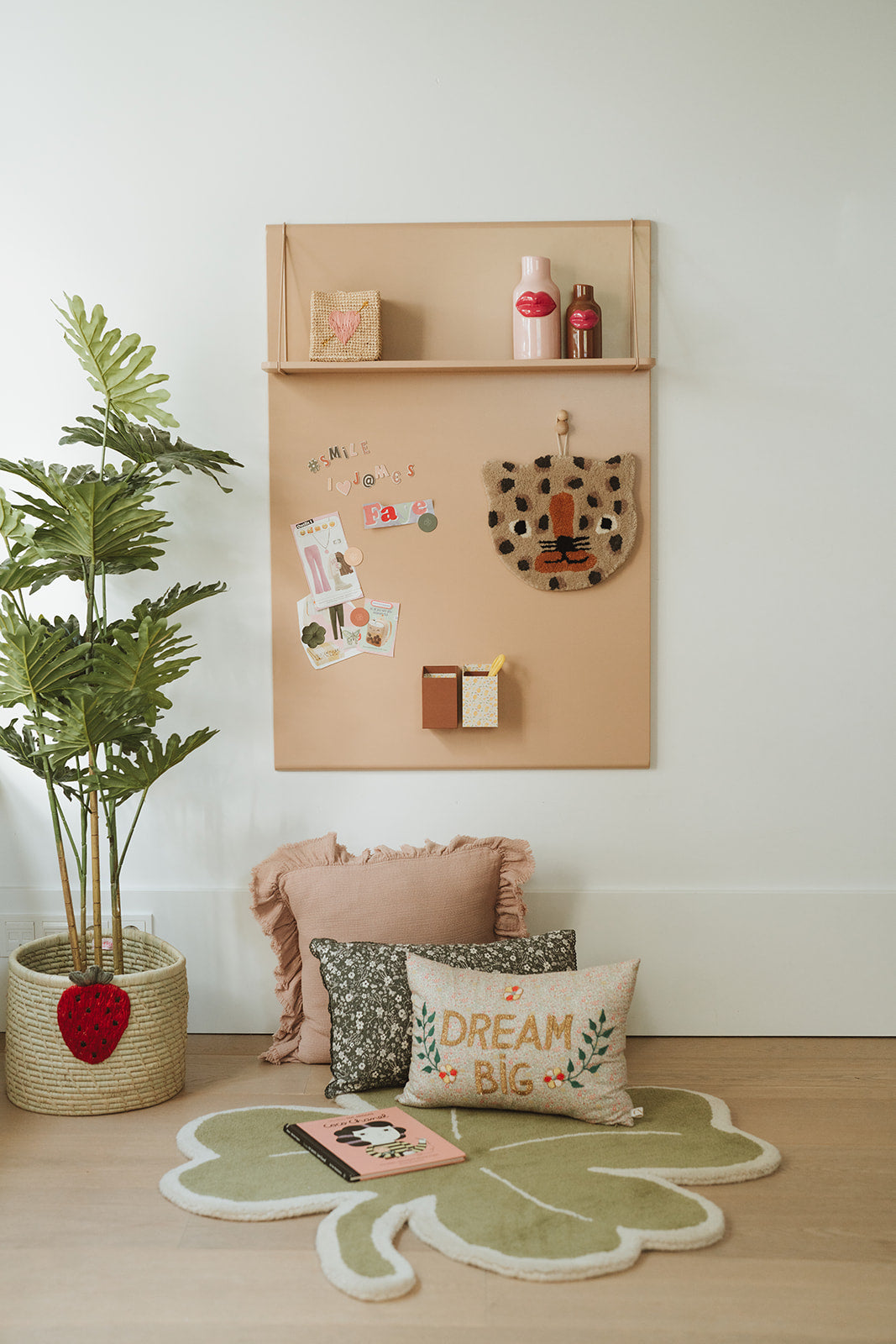 Magnetic board with shelf Pippa Peach