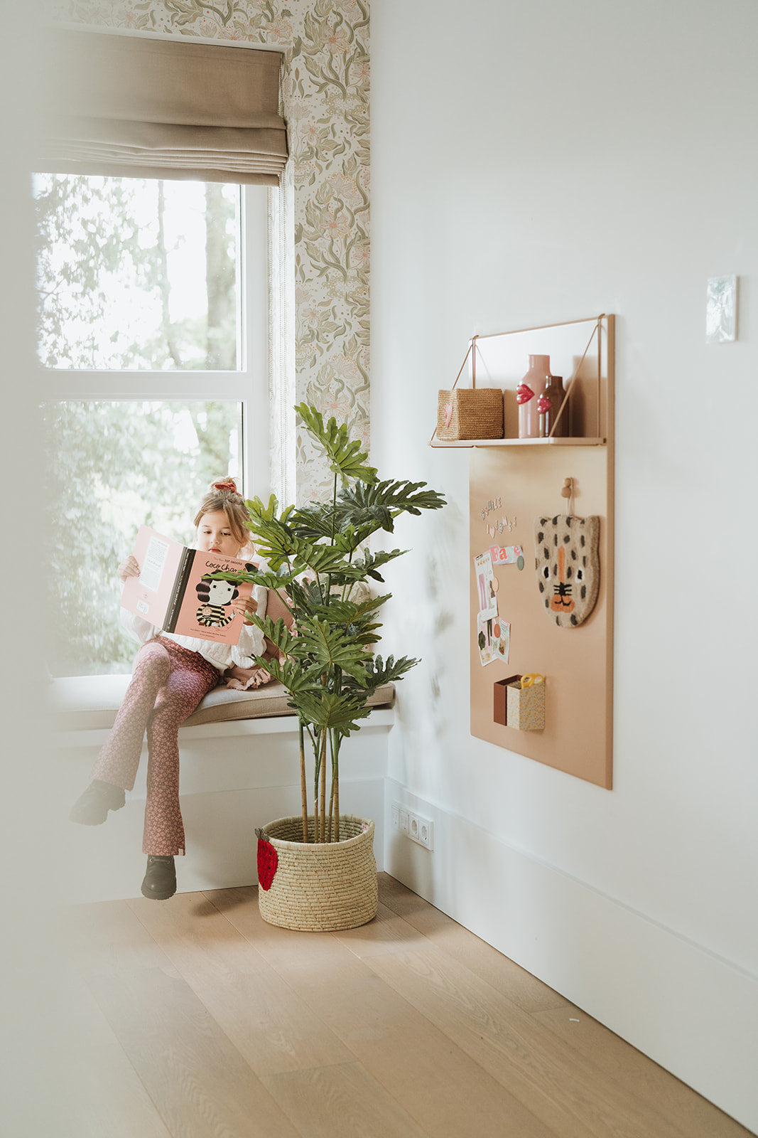 Magnetic board with shelf Pippa Peach