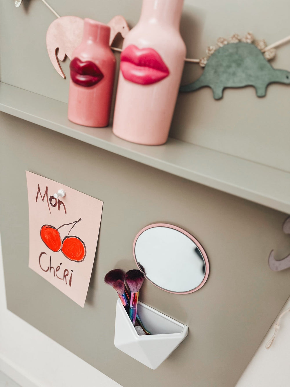 Magnetic mirror - pink - Ø16 cm - Groovy Magnets - CloverLiving.com