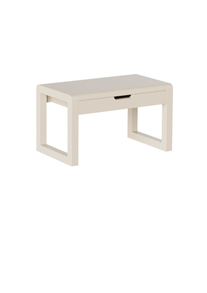 Alfie Almond Tabouret en bois blanc avec rangement dans une chambre d'enfant