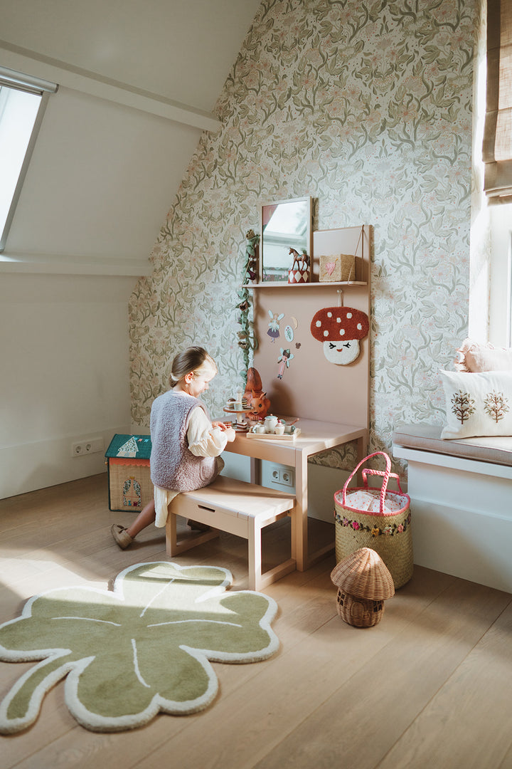 OYOY Tapis trèfle dans la chambre d’enfant à côté de Clover Living Bureau pour enfants