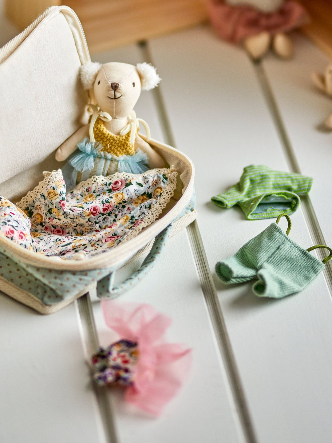 Poupée habillage Lara avec valise - Bloomingville - CloverLiving.Com