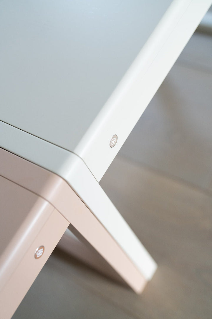Bureau pour enfants avec contremarches et tableau magnétique Alfie Almond - Clover Living - CloverLiving.Com