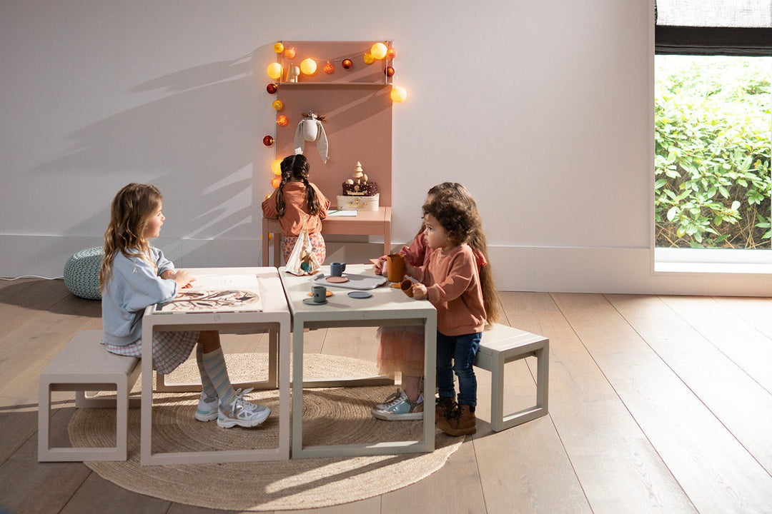 Bureau pour enfants avec contremarches et tableau magnétique Alfie Almond - Clover Living - CloverLiving.Com