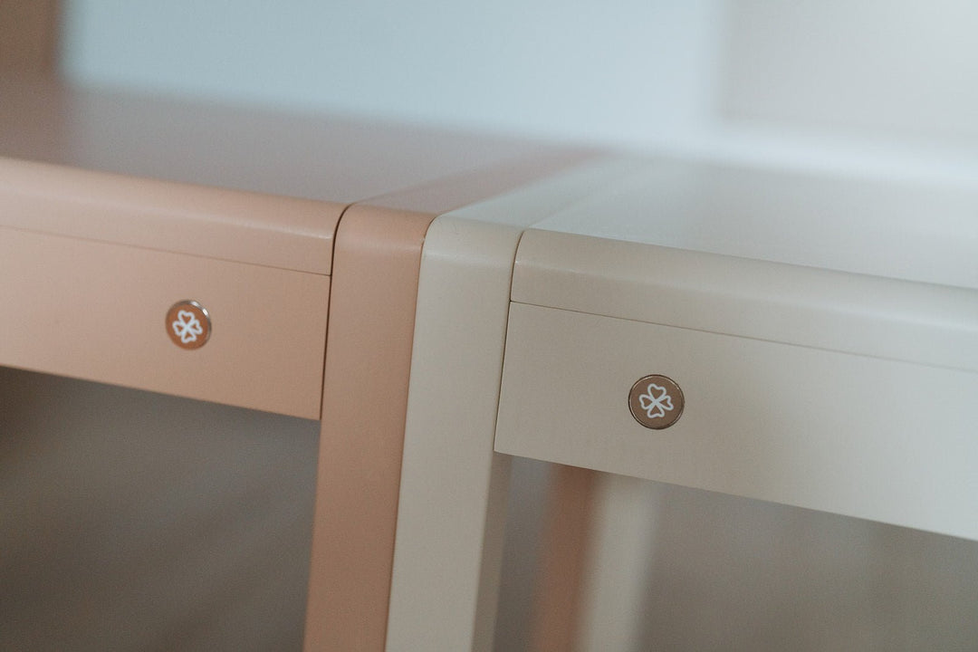 Bureau pour enfants avec contremarches et tableau magnétique Alfie Almond - Clover Living - CloverLiving.Com